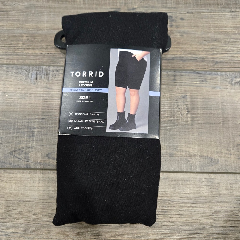 Torrid Premium Legging Bermuda Bike Shorts Black Size 1 Pockets 11 Inseam NWT